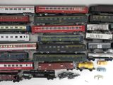 un grand nombre de trains miniatures qui se trouvent sur la table