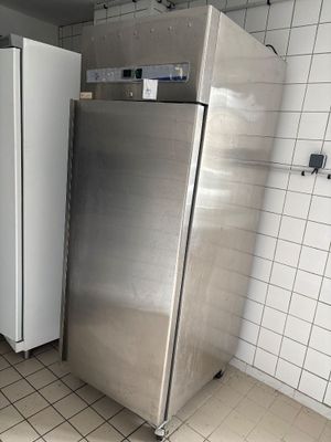 des réfrigérateurs en acier inoxydable dans des toilettes publiques aux murs carrelés