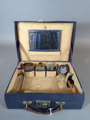 Nécessaire de voyage comprenant un flacon de parfum (vide), …