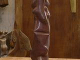 une sculpture en chocolat posée sur une table en bois dans une pièce
