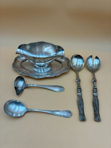 Saucière, cuillère à crème, cuillère à jus, couverts à salade. L’