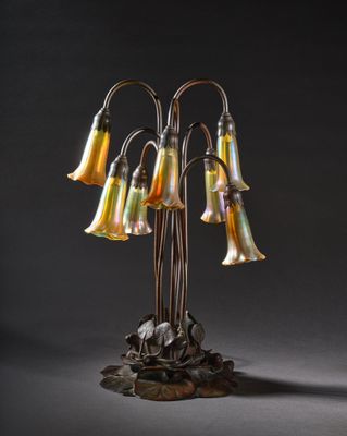 une lampe posée sur une table