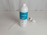 un flacon de gel hydroalcoolique posé sur une table