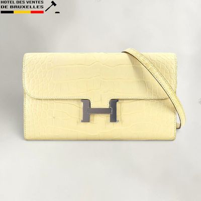 sac à main en cuir jaune avec des finitions argentées et une bandoulière