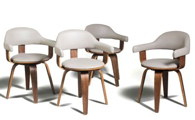 quatre chaises avec des pieds en bois et une assise et un dossier blancs