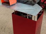 une table rouge avec un plateau en verre dans une pièce remplie de chaises
