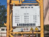 un panneau au bord de la route indiquant l'heure du train