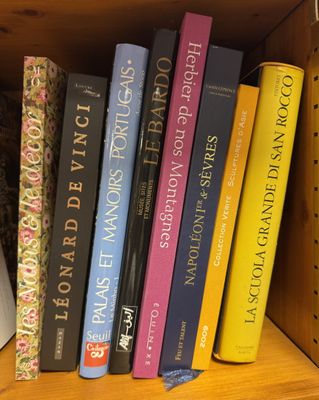 many books that are on a book shelf together