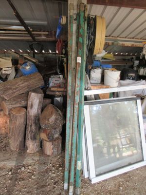 un tas de bois et un cadre photo dans une remise