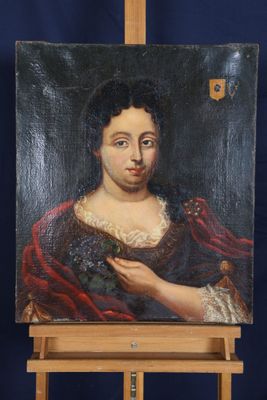une peinture à l'huile représentant une femme en robe rouge posée sur un chevalet en bois