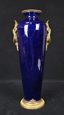 un grand vase bleu orné de motifs dorés