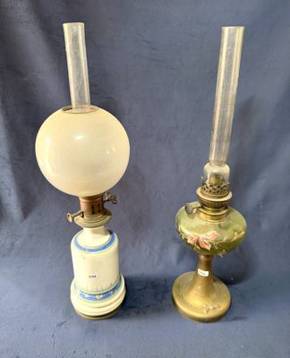 une paire de lampes à huile anciennes sur fond bleu