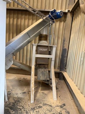une image d'une machine qui se trouve dans un bâtiment