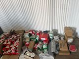une pile de cartons remplis d'objets divers, posée par terre