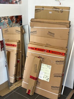 de nombreuses boîtes empilées dans une pièce
