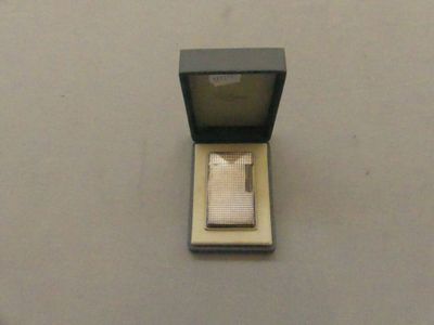 ST DUPONT - Briquet en métal argenté guilloché dans son écri…