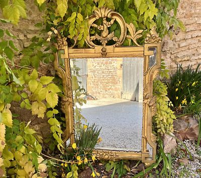 un miroir posé contre le mur d'un immeuble