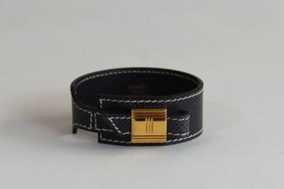 bracelet à manchette en cuir noir avec boucle dorée