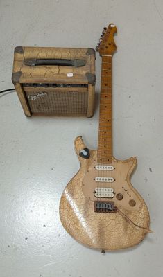 une guitare et un ampli posés l'un à côté de l'autre sur une table