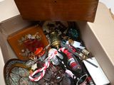 une boîte remplie d'objets divers posée sur une table