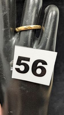 une main sur laquelle se trouve une bague portant un numéro