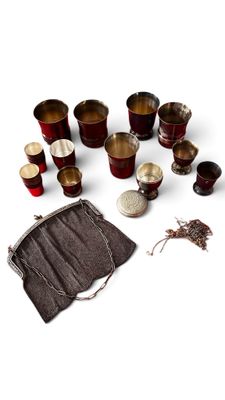 de nombreuses tasses et cuillères posées sur une table