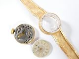 une montre avec un bracelet en or, une montre avec un cadran et une montre avec un bracelet en or
