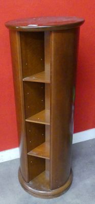 une grande armoire en bois avec des étagères, placée dans un coin