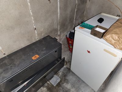 une photo d'une petite pièce avec un réfrigérateur et une cuisinière