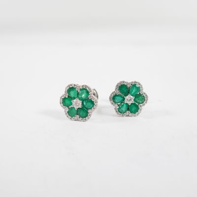une paire de boucles d'oreilles en émeraude et diamant