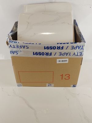 une boîte posée sur une table, contenant un bout de papier