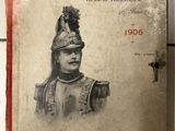 un vieux livre sur lequel figure la photo d'un homme en uniforme militaire