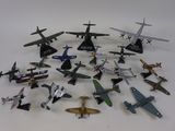 beaucoup de petits avions en plastique posés sur la table