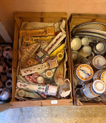 deux cartons remplis d'objets divers posés par terre