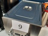 une photo d'une table sur laquelle se trouvent un fondue et une cafetière