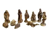 une image représentant un groupe de figurines représentant des personnes et des animaux