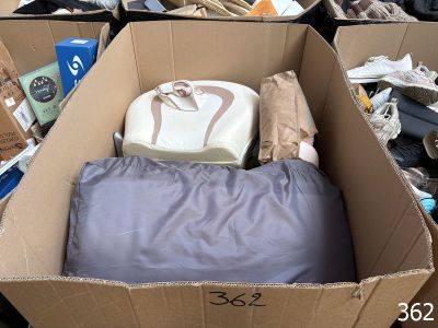 une boîte en carton contenant de nombreux objets