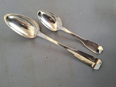 deux cuillères posées sur une table