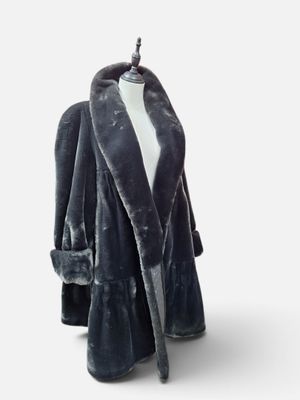 une image d'un manteau de fourrure sur un mannequin