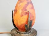 une lampe posée sur une table