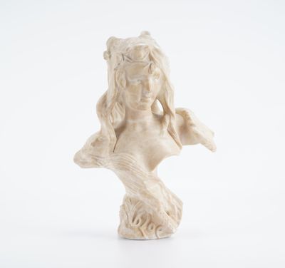 une statue blanche représentant une femme aux longs cheveux, posée sur un socle blanc