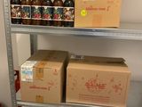 Des caisses de bière sont empilées sur une étagère dans une pièce