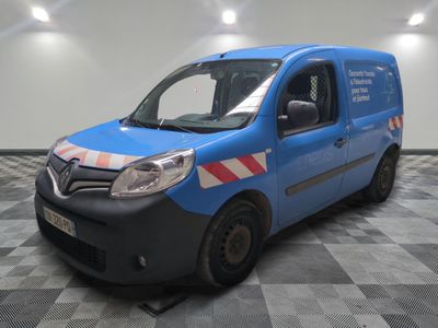 une photo d'une camionnette bleue garée dans un garage