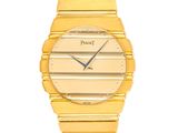 gros plan d'une montre-bracelet en or sur fond blanc