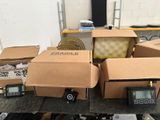 de nombreuses boîtes de nourriture posées sur une table dans une pièce