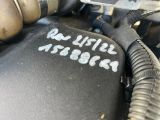 un gros plan du moteur d'une voiture sur lequel est collé un autocollant