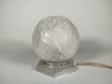 une boule de verre à laquelle est attaché un fil