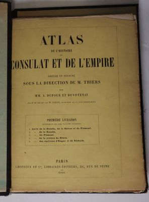 deux livres posés sur une table blanche, l'un avec une couverture jaune et l'autre avec un titre noir