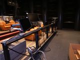 un ordinateur portable posé sur une table dans une salle de cinéma