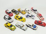 un grand nombre de voitures-jouets sur une surface blanche